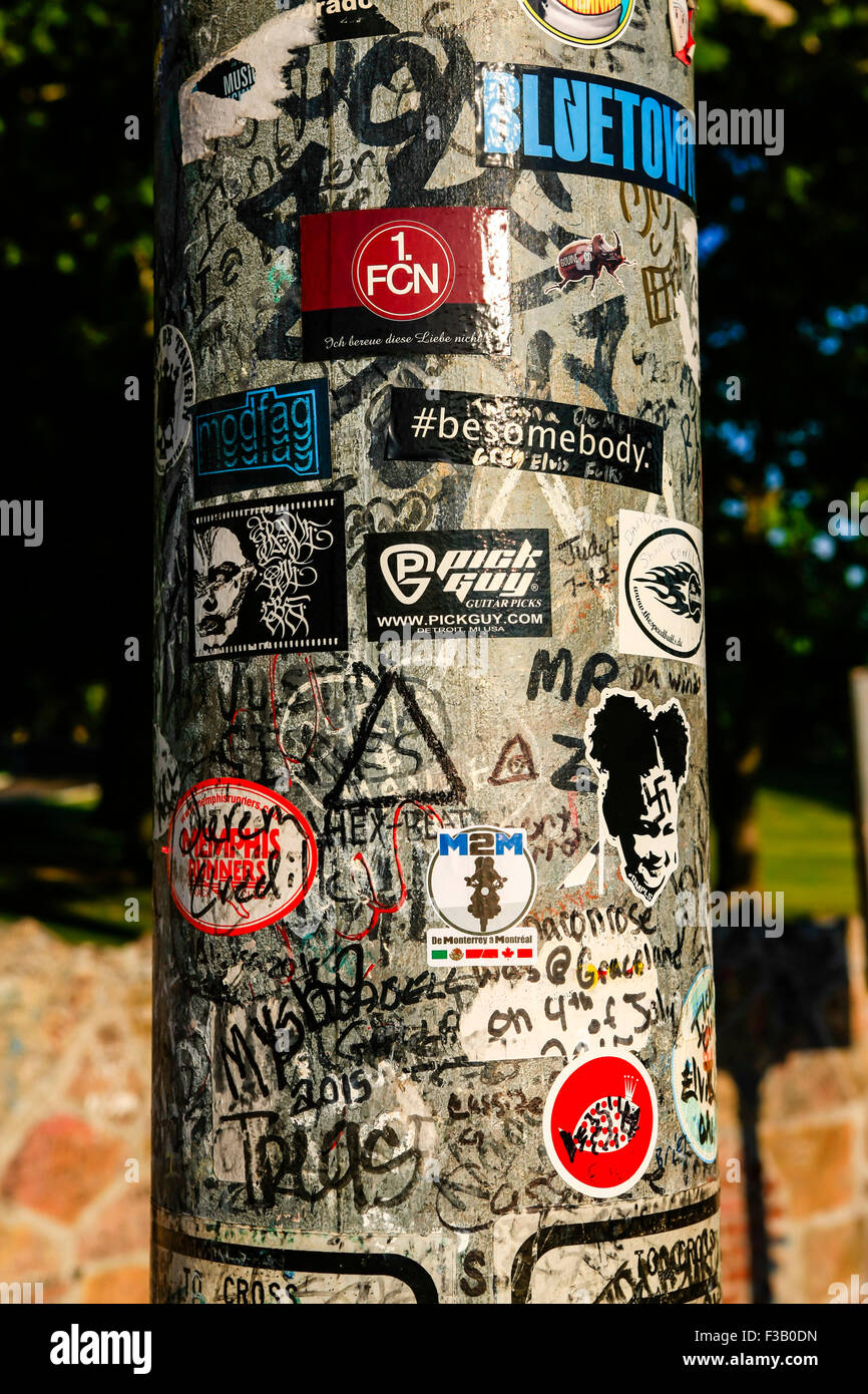 Lampione coperto di adesivi e graffiti al di fuori di Graceland Memphis Foto Stock