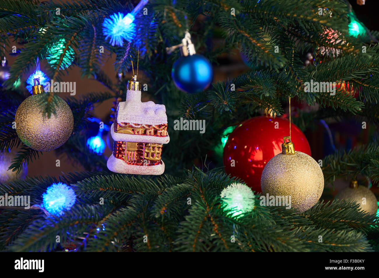 Albero di natale con decorazioni natalizie e ghirlanda di luci Foto Stock