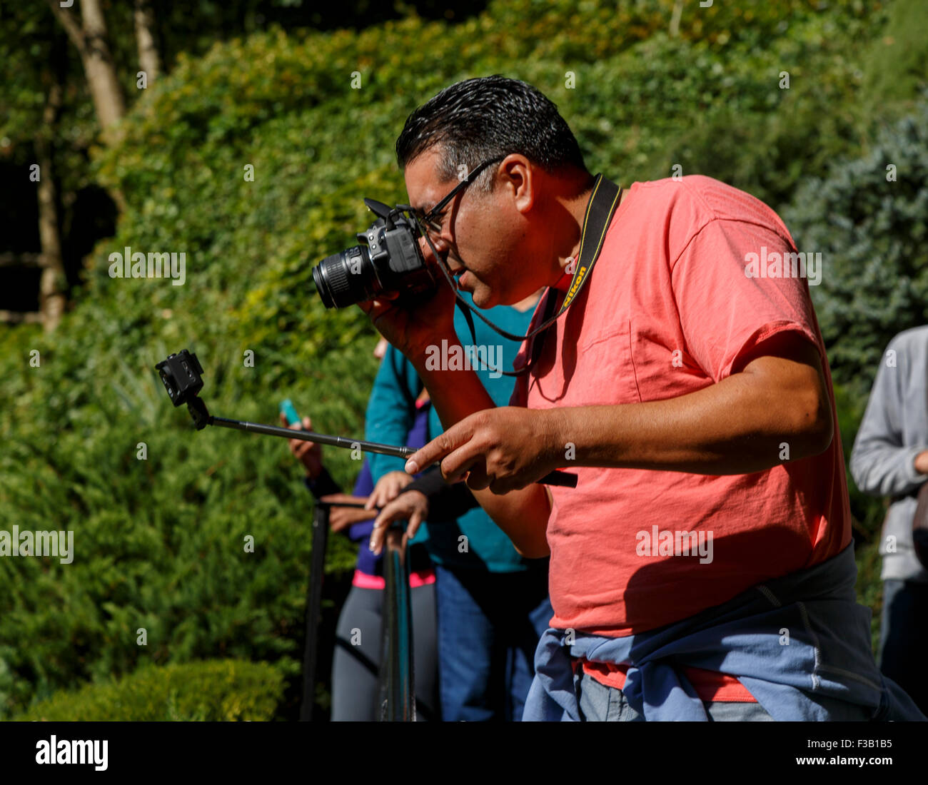 Uomo che scatta una fotografia con una mano un selfie con l'altro Foto Stock