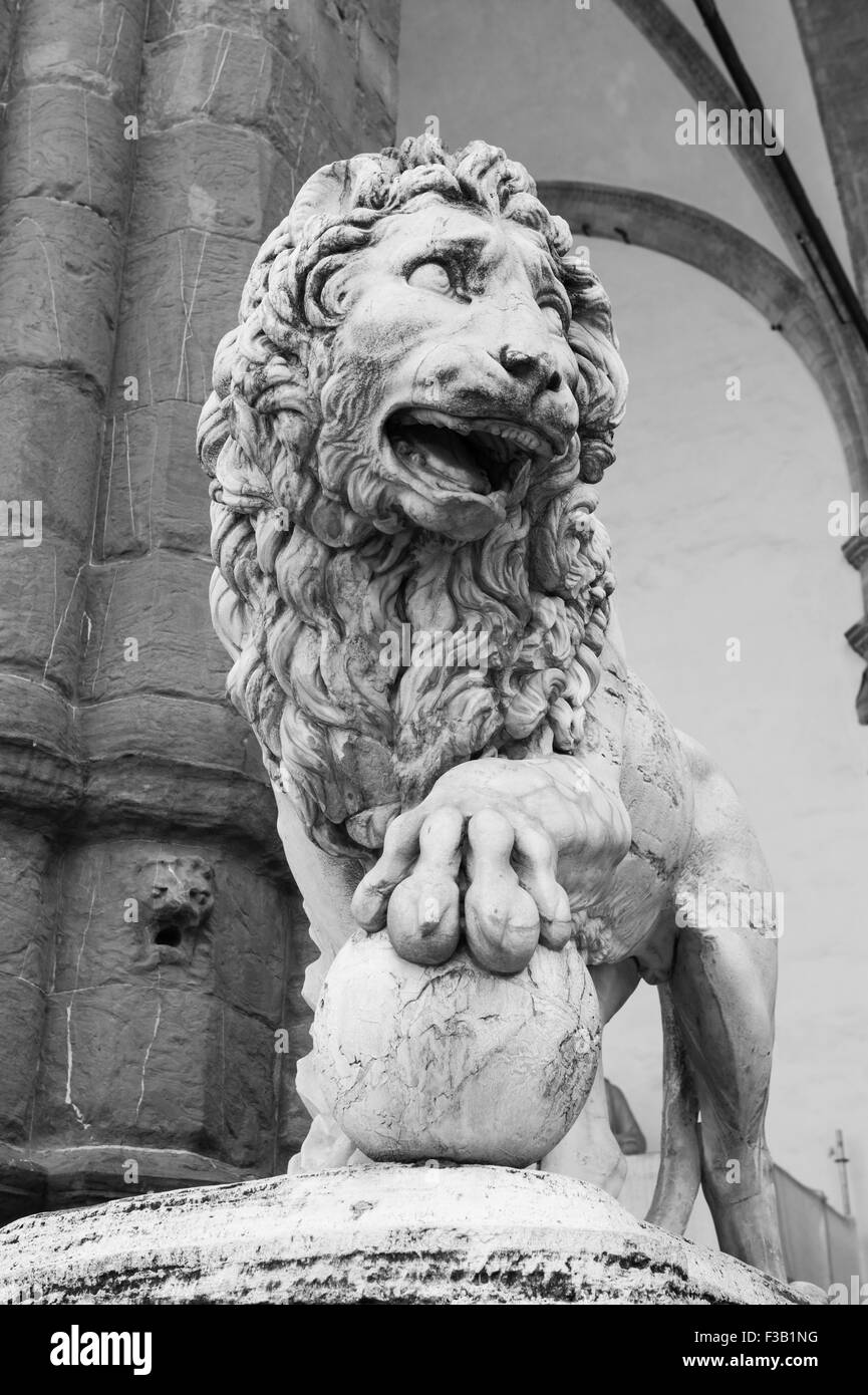 Vacca di Lion, uno dei Medici Lions, Loggia de Lanzi, Piazza della Signoria, Firenze, Italia Foto Stock