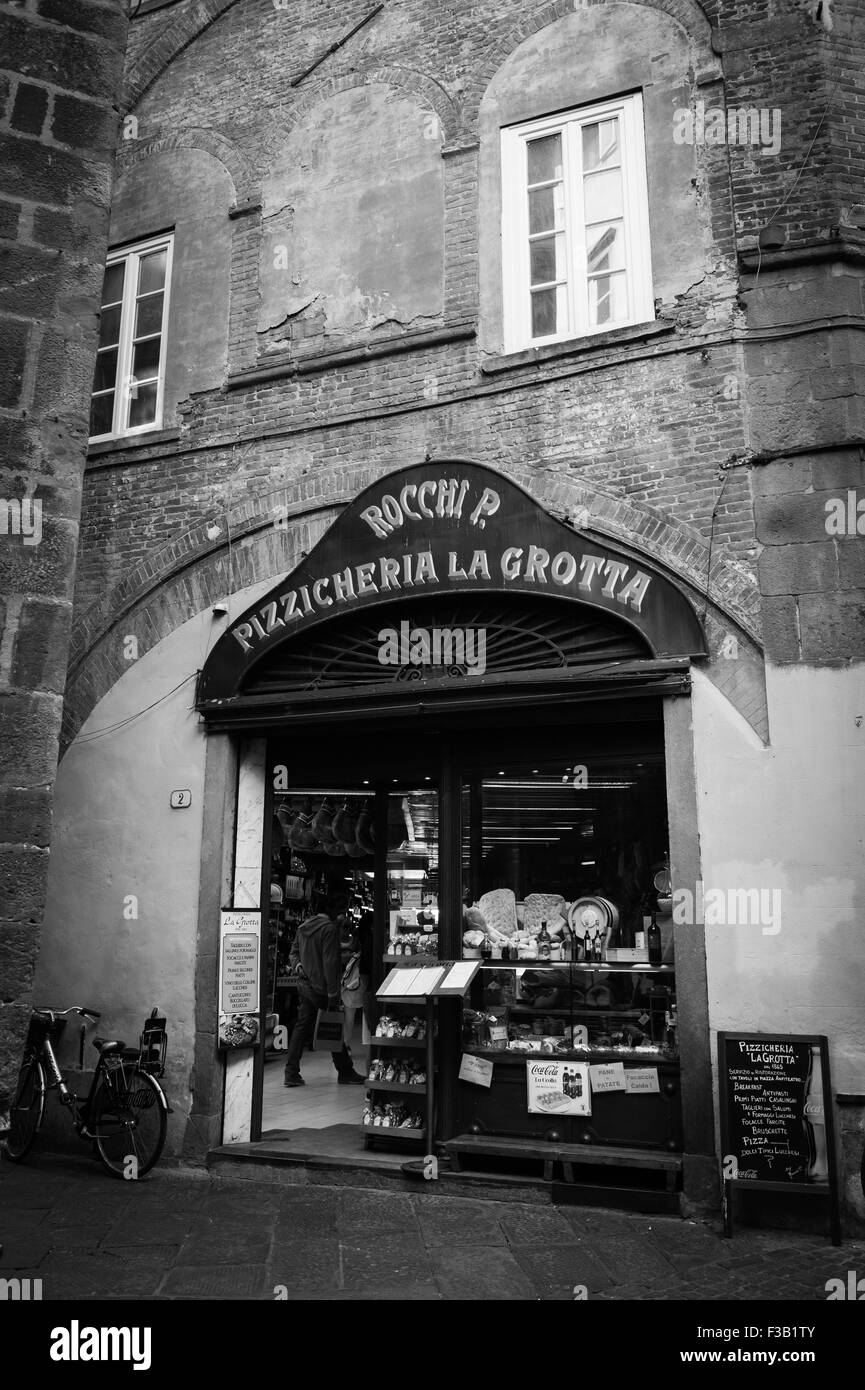Rocchi P, Pizzicheria La Grotta, Città Vecchia, Lucca, Toscana, Italia Foto Stock