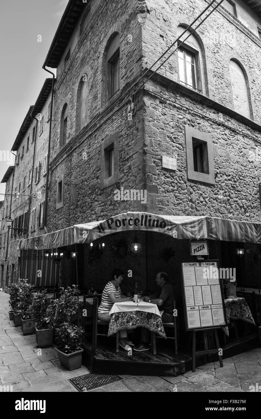 Il Porcellino Restaurant, lungo la strada di ciottoli, Volterra, Toscana, Italia Foto Stock