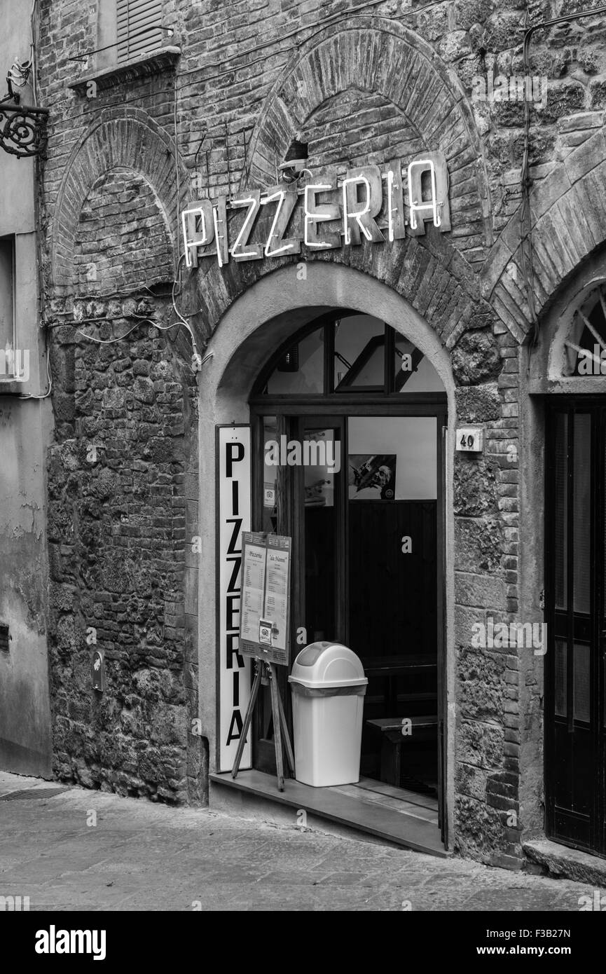 Pizzeria, lungo la strada di ciottoli, Volterra, Toscana, Italia Foto Stock