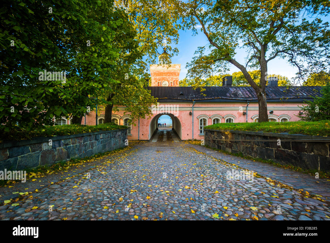 La passerella e la Birreria Suomenlinnan, su Suomenlinna, a Helsinki in Finlandia. Foto Stock