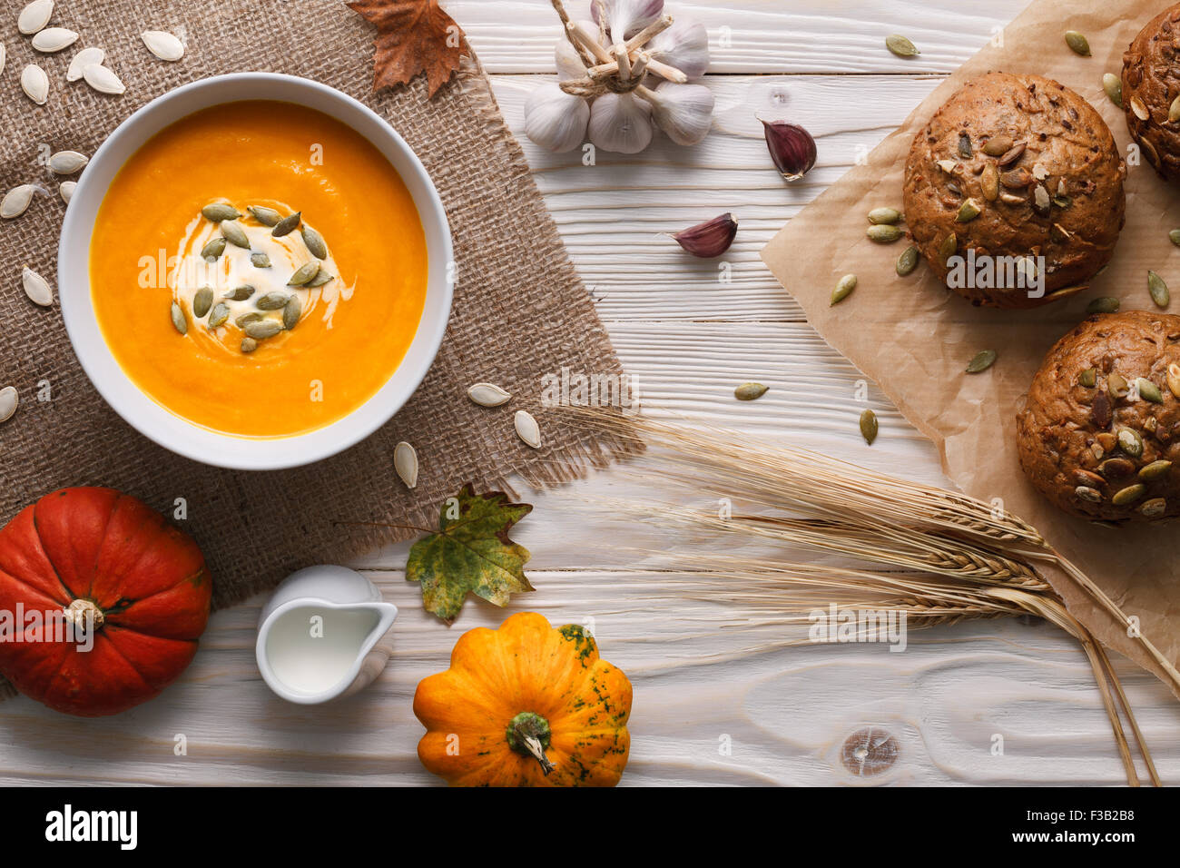 Tradizionale zuppa di zucca con semi tra gli ingredienti e freschi appena cotti divieti di segale. Foto Stock