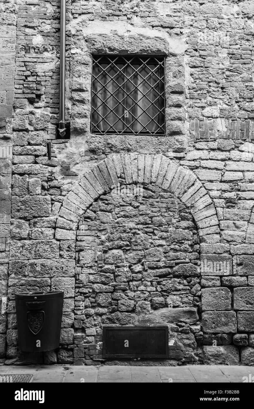 La parete e la finestra dettaglio, lungo la strada di ciottoli, Volterra, Toscana, Italia6 Foto Stock