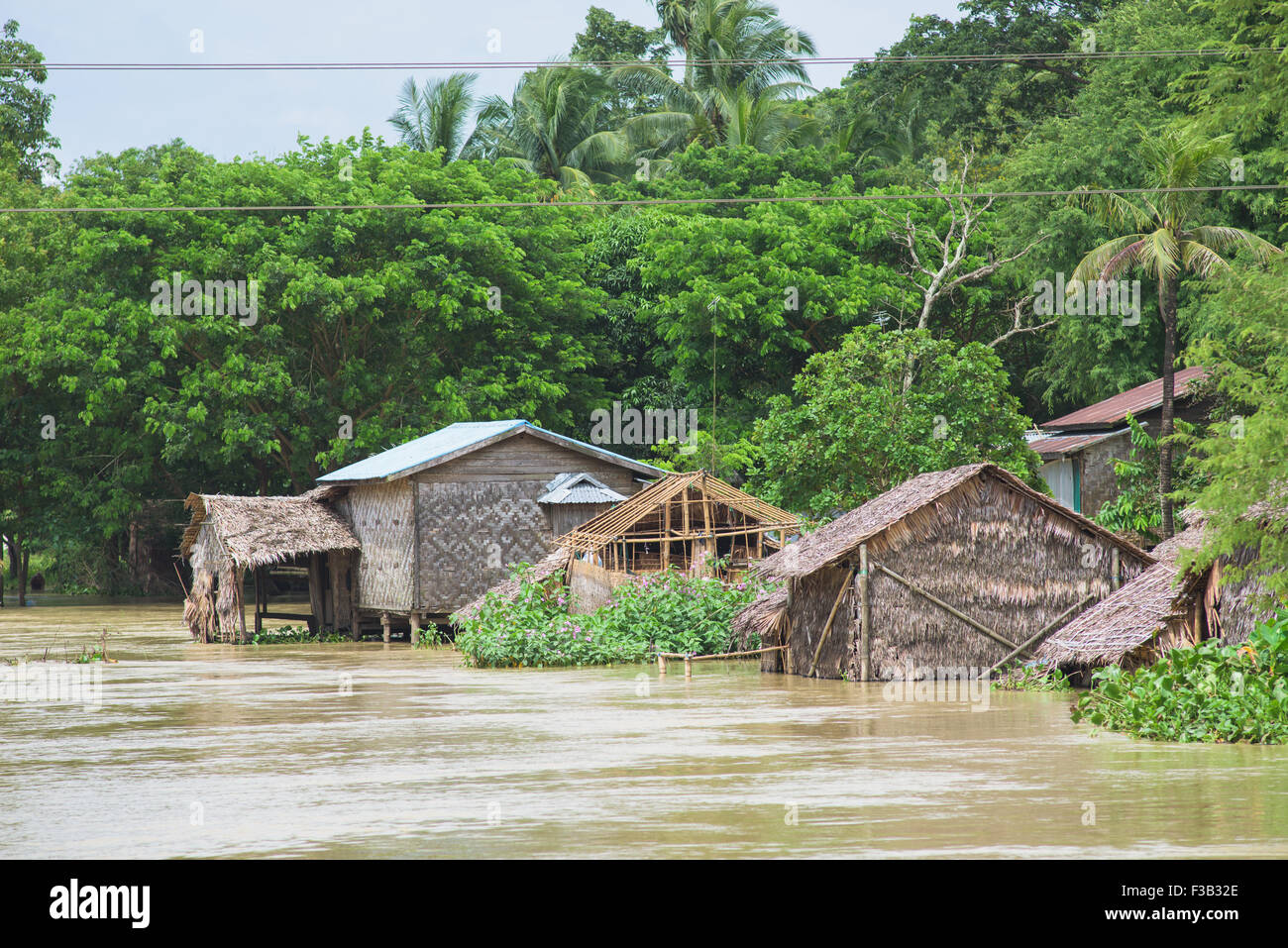 Allagato villaggio vicino Kyaunggon nella divisione Ayeyarwady del Myanmar Foto Stock