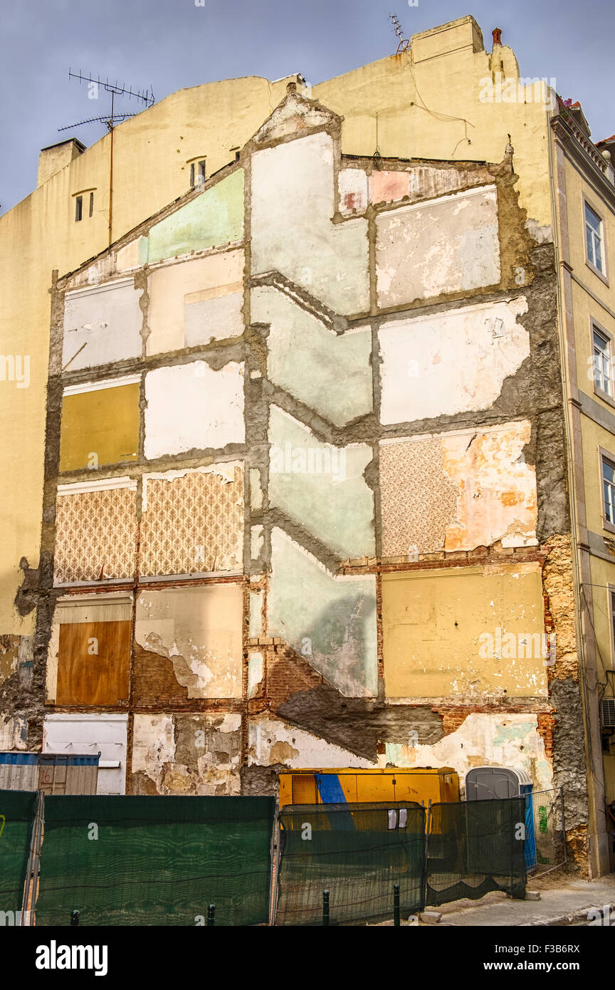 Profilo del vecchio edificio durante lavori di demolizione Foto Stock