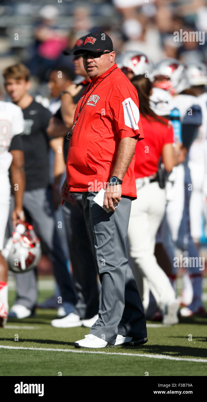Reno, Nevada, Stati Uniti d'America. 3° Ott, 2015. UNLV allenatore Tony Sanchez sovrintende la pregame riscaldamento prima la montagna West gioco tra la UNLV ribelli e la UNR Wolfpack a Mackay Stadium a Reno in Nevada. © Jeff Mulvihill Jr/ZUMA filo/Alamy Live News Foto Stock