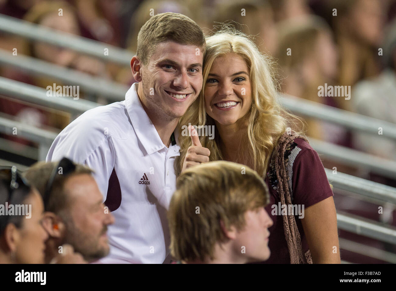 3 ottobre 2015: Texas A&M Aggies tifosi durante il quarto trimestre di un NCAA Football gioco tra il Mississippi State Bulldogs e Texas A&M Aggies a Kyle Campo in College Station, TX. Il Aggies vinto 30-17.Trask Smith/CSM Foto Stock