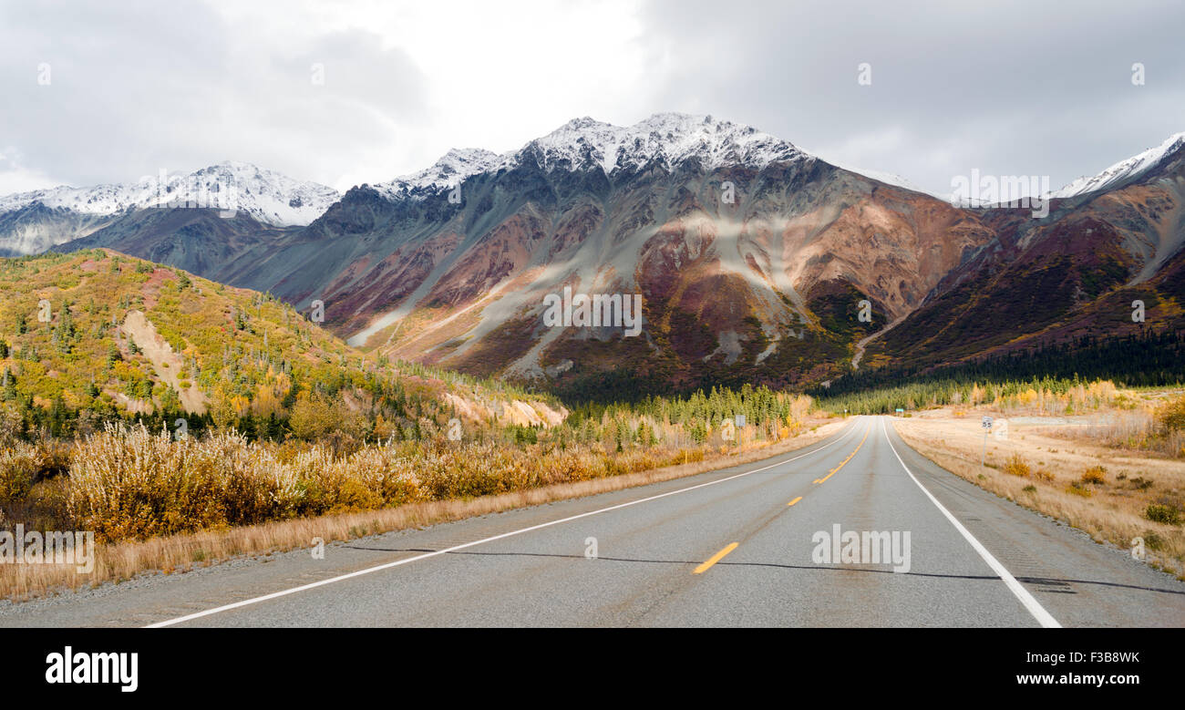 Il sole pigoli attraverso un poco nuvoloso cielo alla luce l'Alaska Range Foto Stock