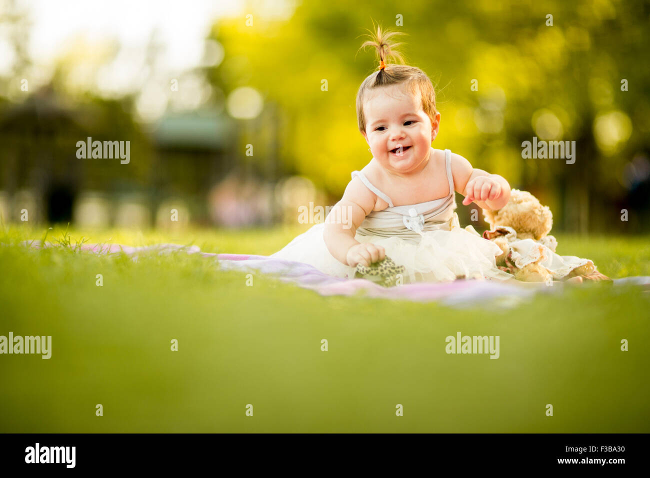 Baby girl in erba Foto Stock