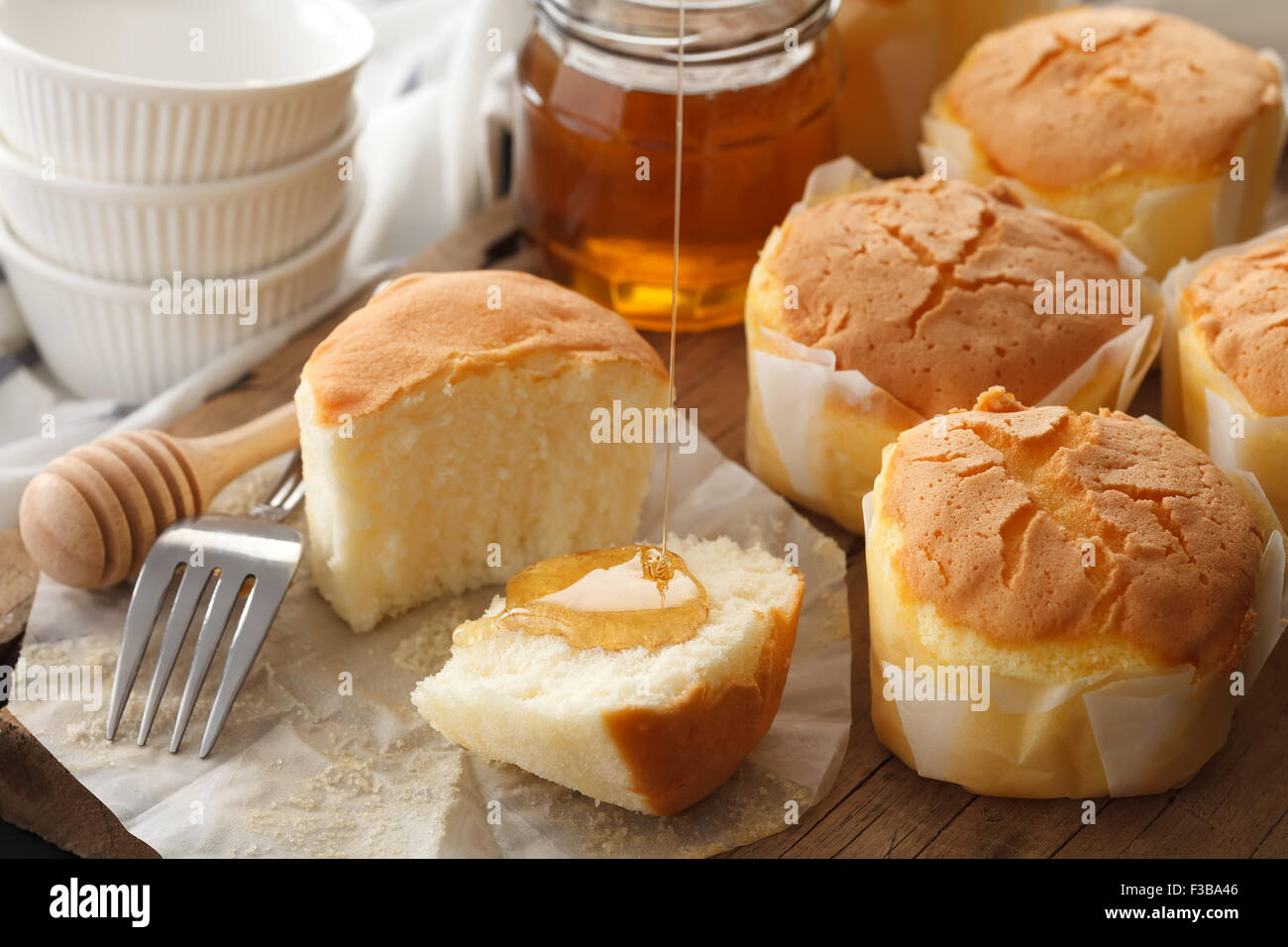 Il miele formaggio a pasta morbida torta dolci squisiti dessert rustico da forno ancora vita closeup delizioso sfondo rustico Foto Stock