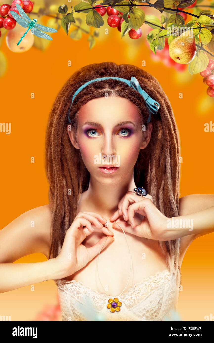 Giovane donna con Dreadlocks su sfondo colorato Foto Stock