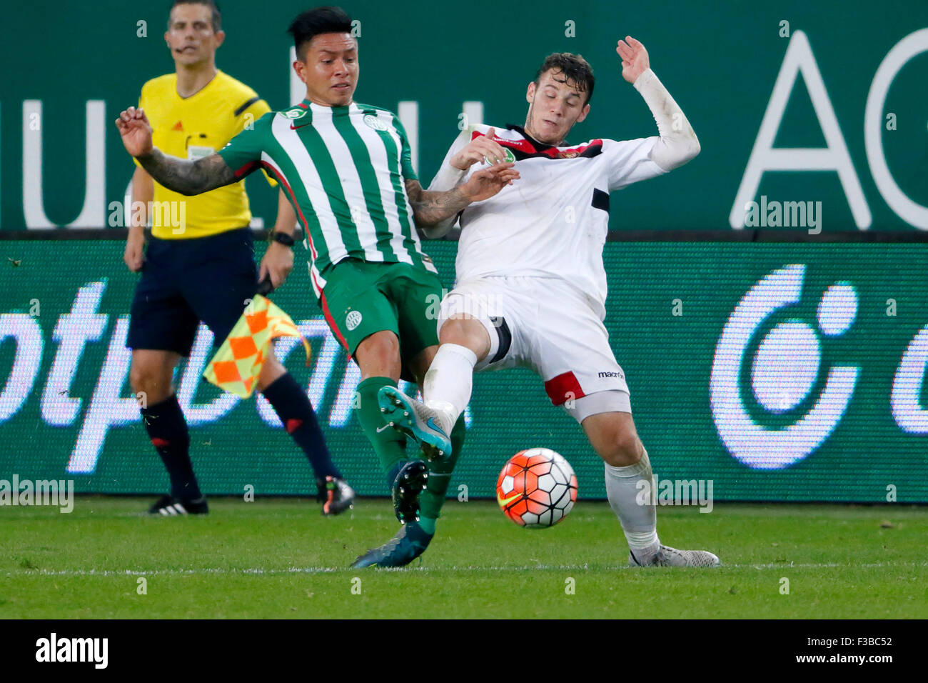 BUDAPEST, Ungheria - 3 ottobre 2015: duello tra Cristian Ramirez del Ferencvaros (l) e Daniel Gazdag di Honved durante Ferencvaros Honved vs banca OTP League Football Match in Groupama Arena. Foto Stock