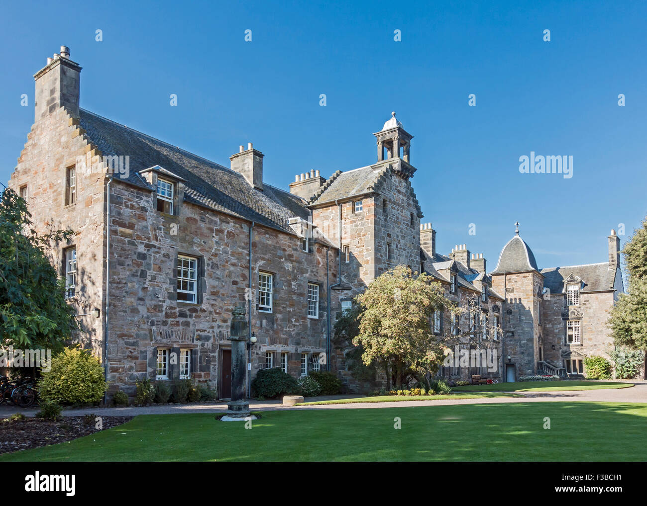 Saint Mary's College con la regina Maria di Scozia Albero di biancospino in St Andrews Fife Scozia Scotland Foto Stock