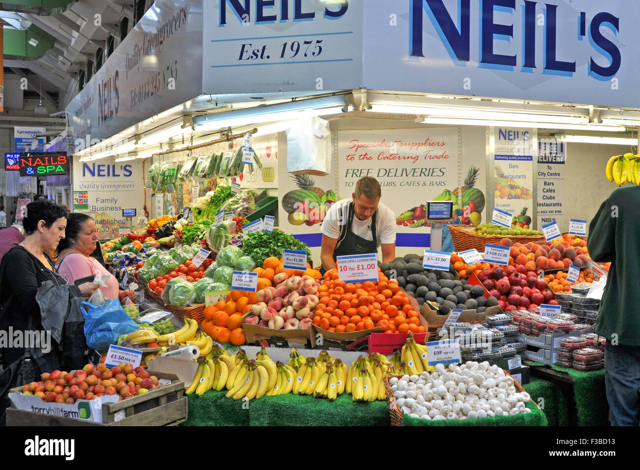 Pressione di stallo di frutta, Leeds City mercati, Inghilterra Foto Stock