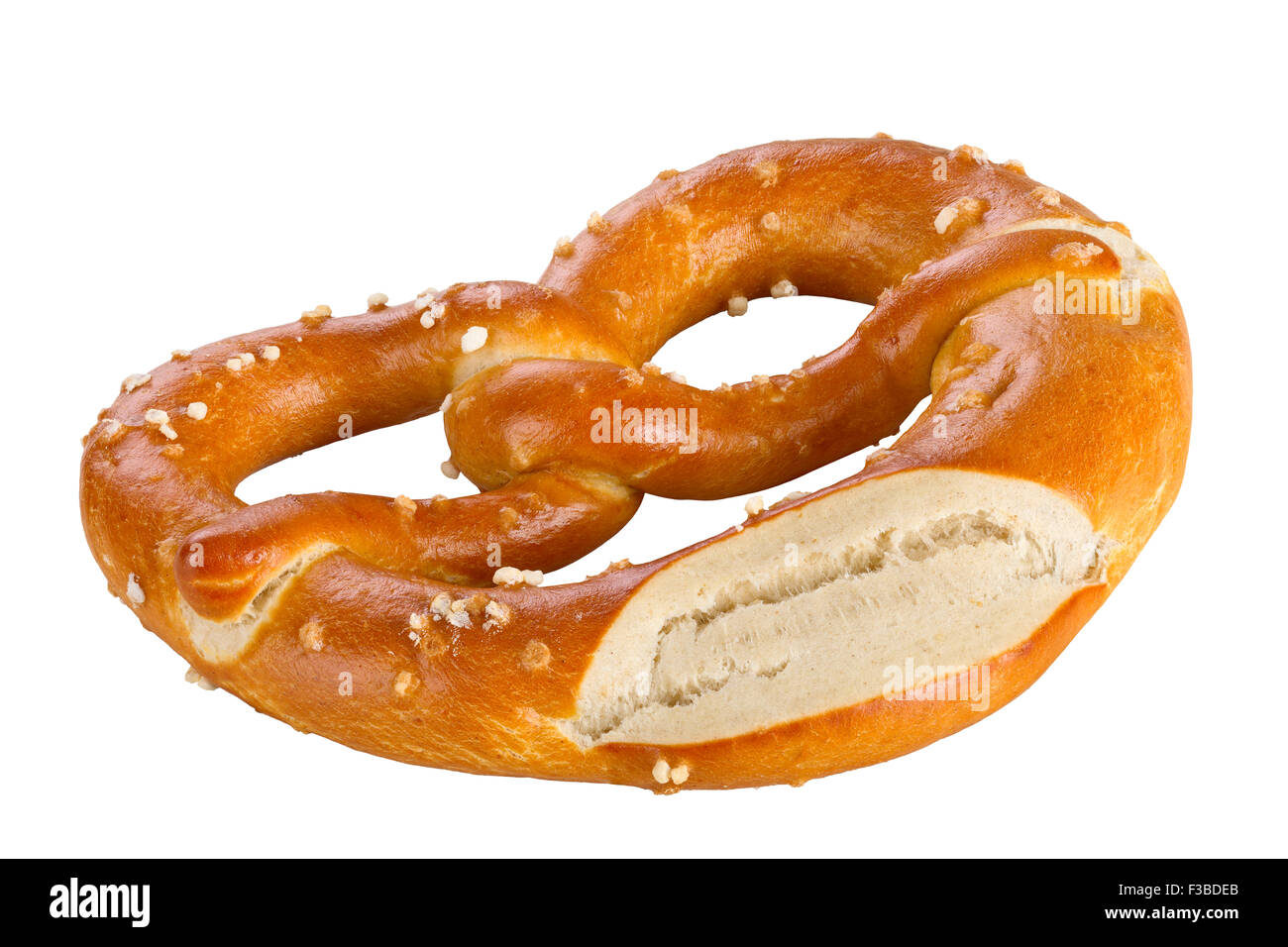 Un pretzel è un tipo di pane cotto prodotto realizzato da impasti più comunemente conformato in un nodo isolato su sfondo bianco. Foto Stock