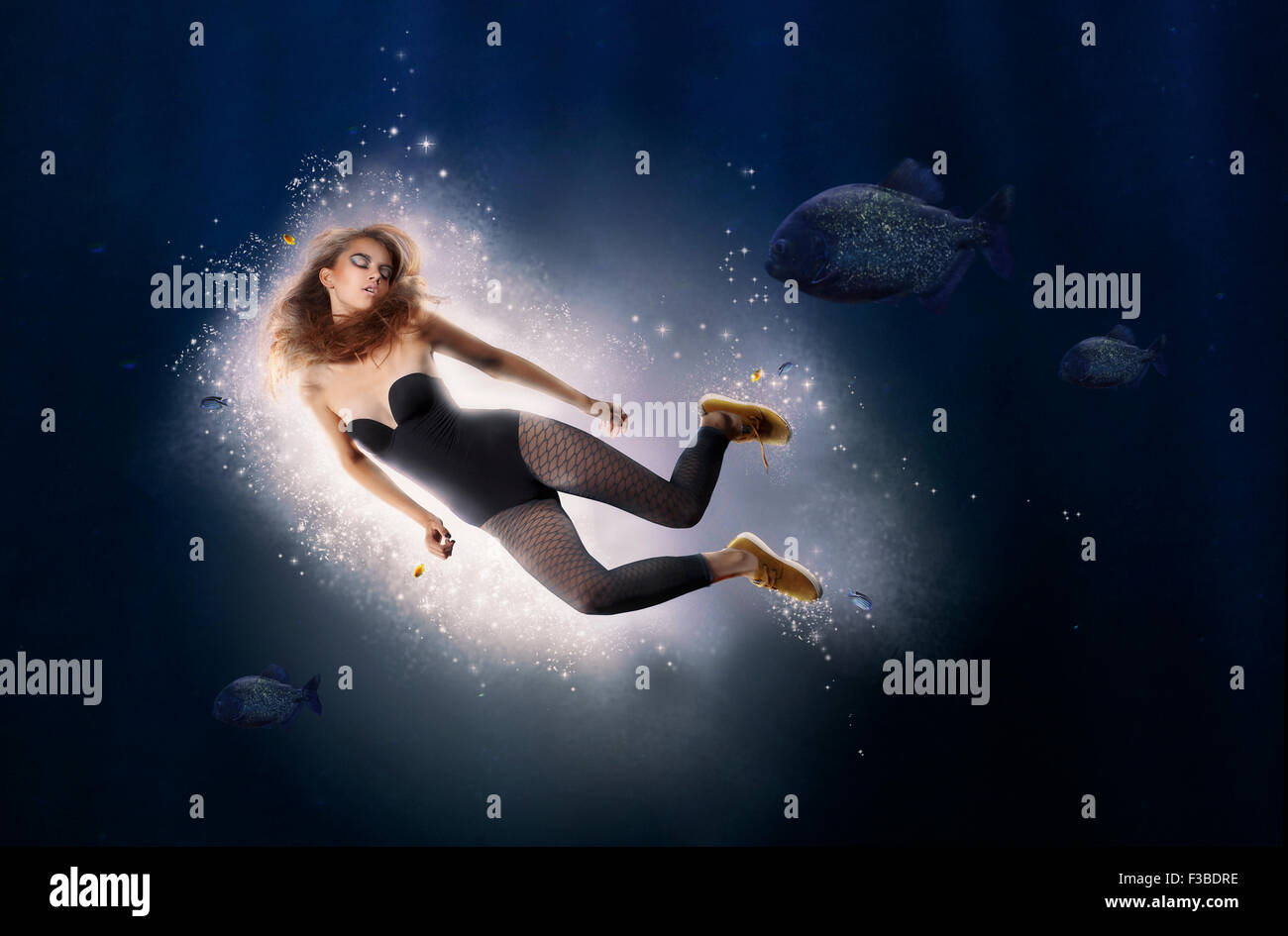 La creatività. La fantasia. La donna è di immersione in acqua Foto Stock