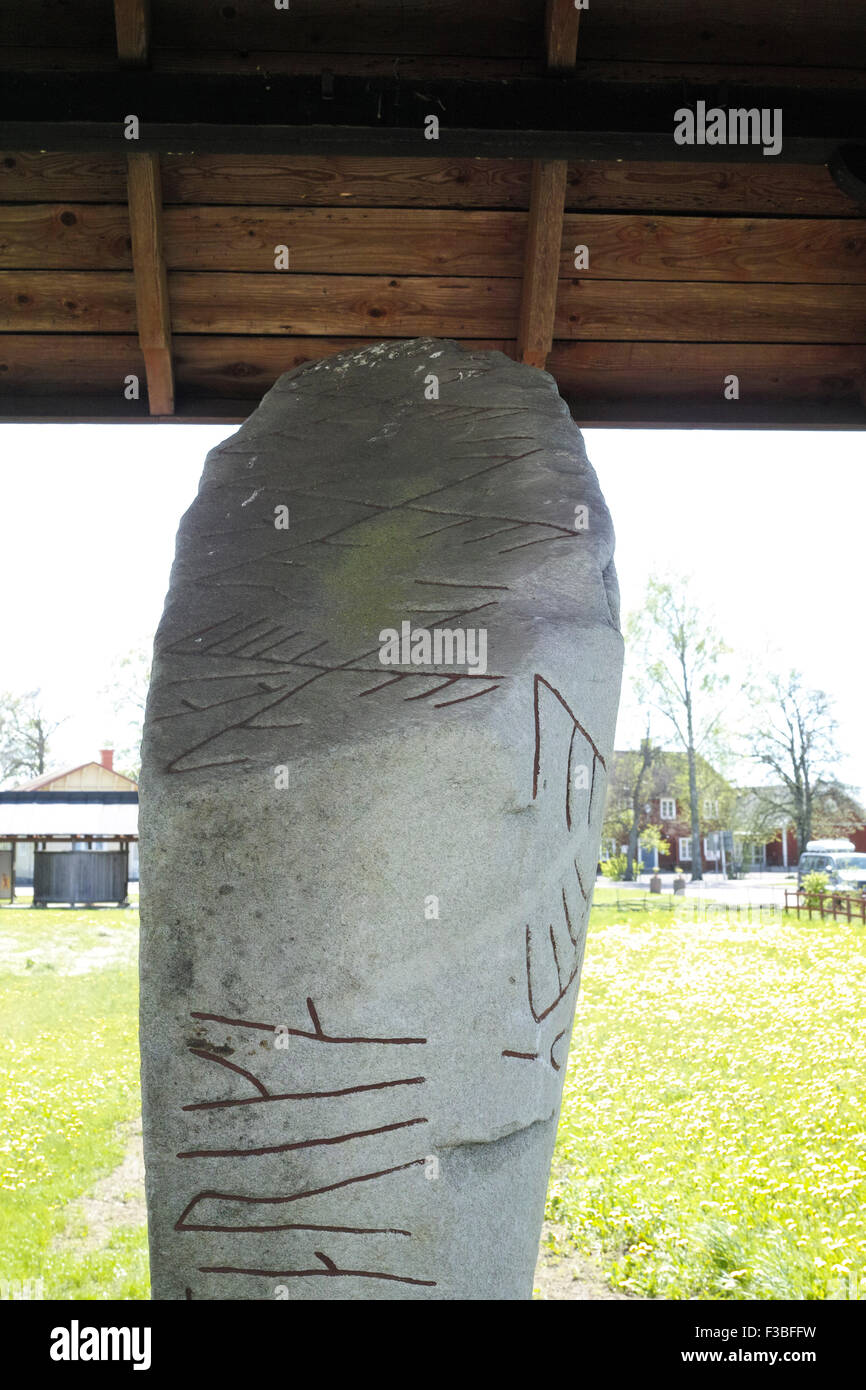 Rök runestone Ög 136. è una delle più famose pietre runiche, (nota più lunga iscrizione runica in pietra). Östergötland, Svezia. Foto Stock