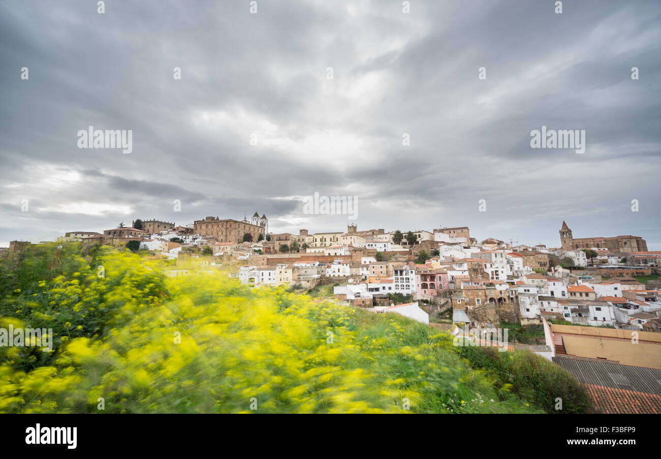 Una lunga esposizione di Caceres con cielo molto nuvoloso Foto Stock