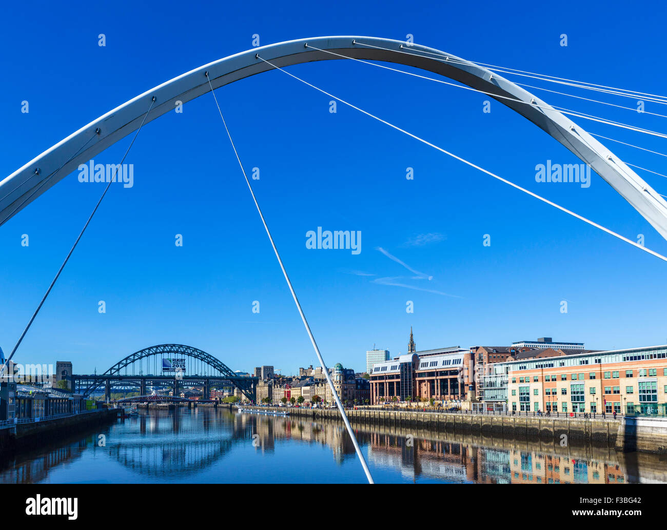 Il Fiume Tyne guardando verso il Newcastle e il Tyne Bridge da Gateshead Millennium Bridge, Newcastle upon Tyne, Regno Unito Foto Stock