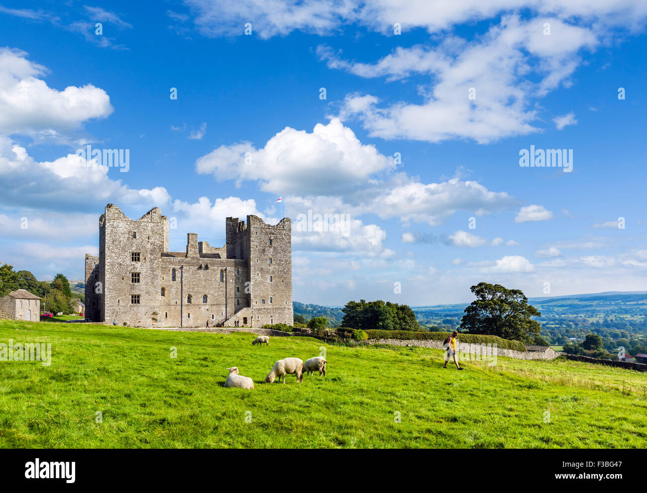 Walker vicino a Bolton Castle, castello Bolton, Wensleydale, Yorkshire Dales, North Yorkshire, Inghilterra, Regno Unito Foto Stock