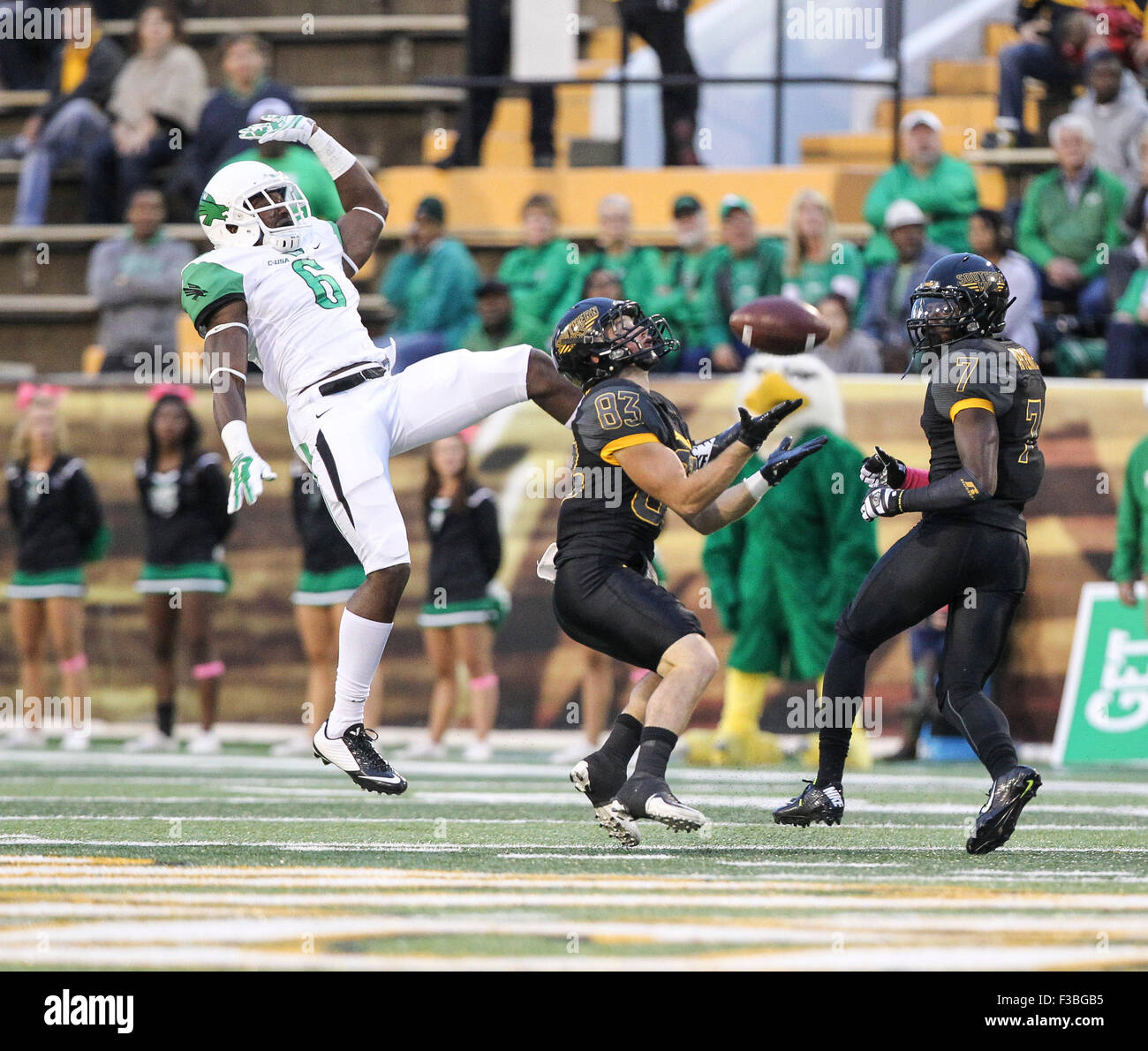 Hattiesburg MS, STATI UNITI D'AMERICA. 3° Ott, 2015. North Texas verde medio defensive back Jamal Marshall (8) è contrassegnato per interferire con il Sud Miss Golden Eagles wide receiver Casey Martin (83) durante il NCAA Football gioco tra il Southern Miss aquile reali e Nord Texas significa verde a M.M. Roberts in Hattiesburg MS. Chuck leccare/CSM/Alamy Live News Foto Stock