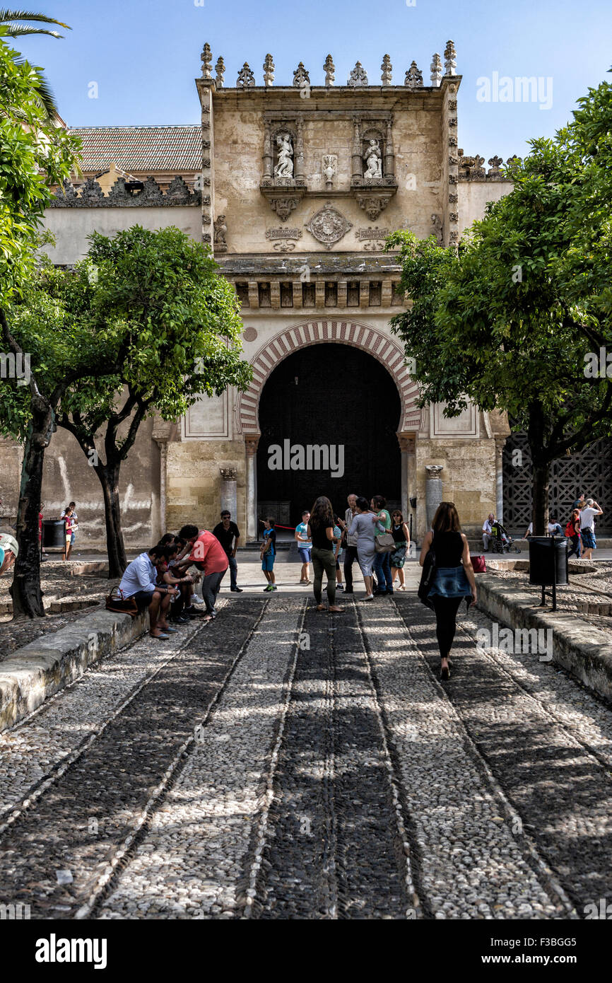 CORDOBA, Spagna - Settembre, 27, 2015: esterne di Mezquita-Catedral, medievale e la Moschea Islamica che è stato convertito in un Cathol Foto Stock