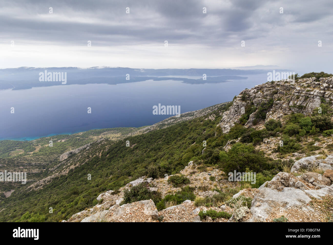 Vista panoramica dalla cima di Vidova Gora montagna all'Isola di Brac verso l'isola di Hvar in Croazia. Foto Stock