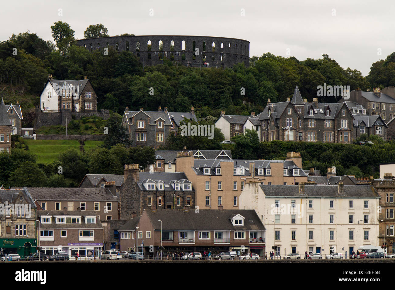 McCaig's Tower si affaccia Oban, altopiani, Scozia Foto Stock