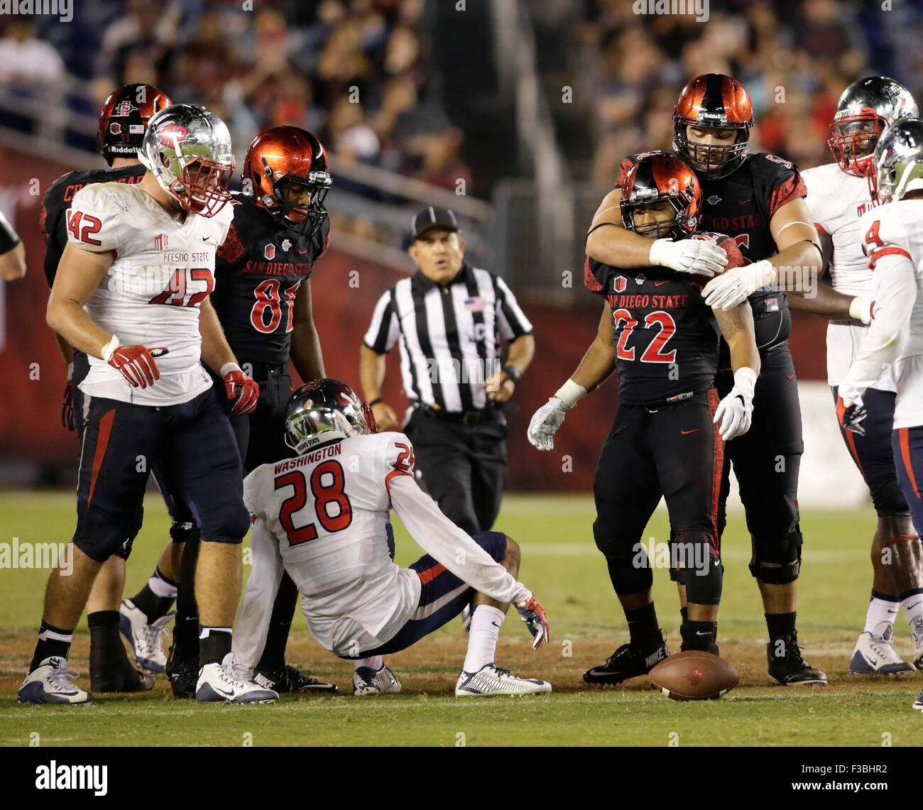 San Diego, CA. 03 ott 2015. San Diego State University Offensive Lineman #56 Nico Siragusa detiene il San Diego State University running back #22 Prezzo Chase torna da iniziare una lotta con stato di Fresno Bulldogs DB #28 Charles Washington durante la San Diego State University Aztechi assolcatore conferenza contro il Raschino di Fresno membro Bulldogs Presso Qualcomm Stadium di San Diego, CA. SDSU sconfitto Fresno Stato 21 - 7. Justin Cooper/CSM/Alamy Live News Foto Stock