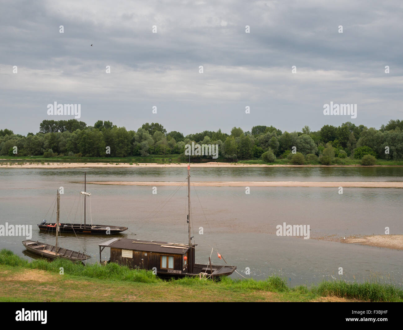 Loira tradizionali imbarcazioni da fiume dalle banche Foto Stock