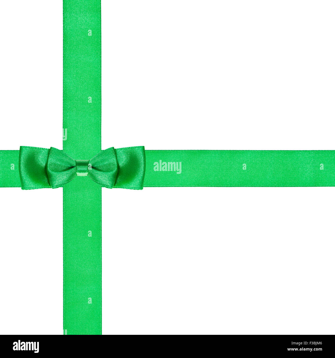 Doppio fiocco verde sul nodo di attraversamento di due nastri di raso isolati su sfondo bianco Foto Stock