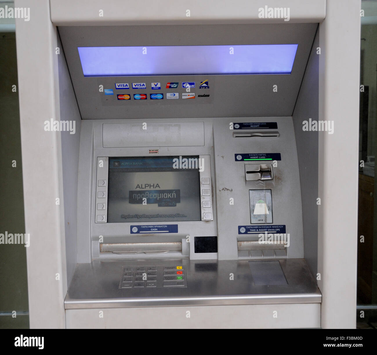Bancomat (ATM) presso una banca in città greca di Pilos (Pilos). Foto Stock