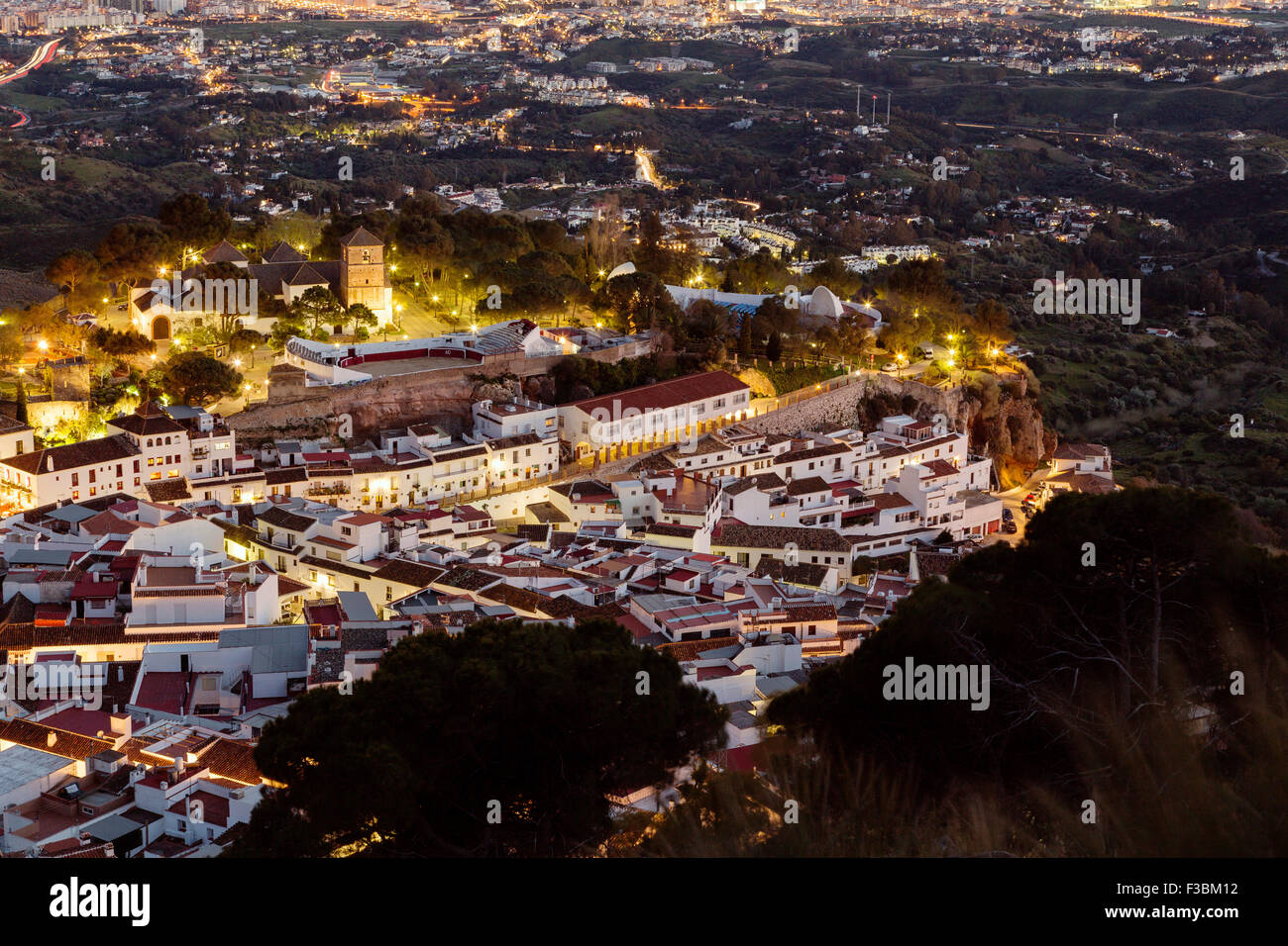 Villaggio bianco pueblo blanco Mijas al crepuscolo Malaga Andalusia Spagna Foto Stock