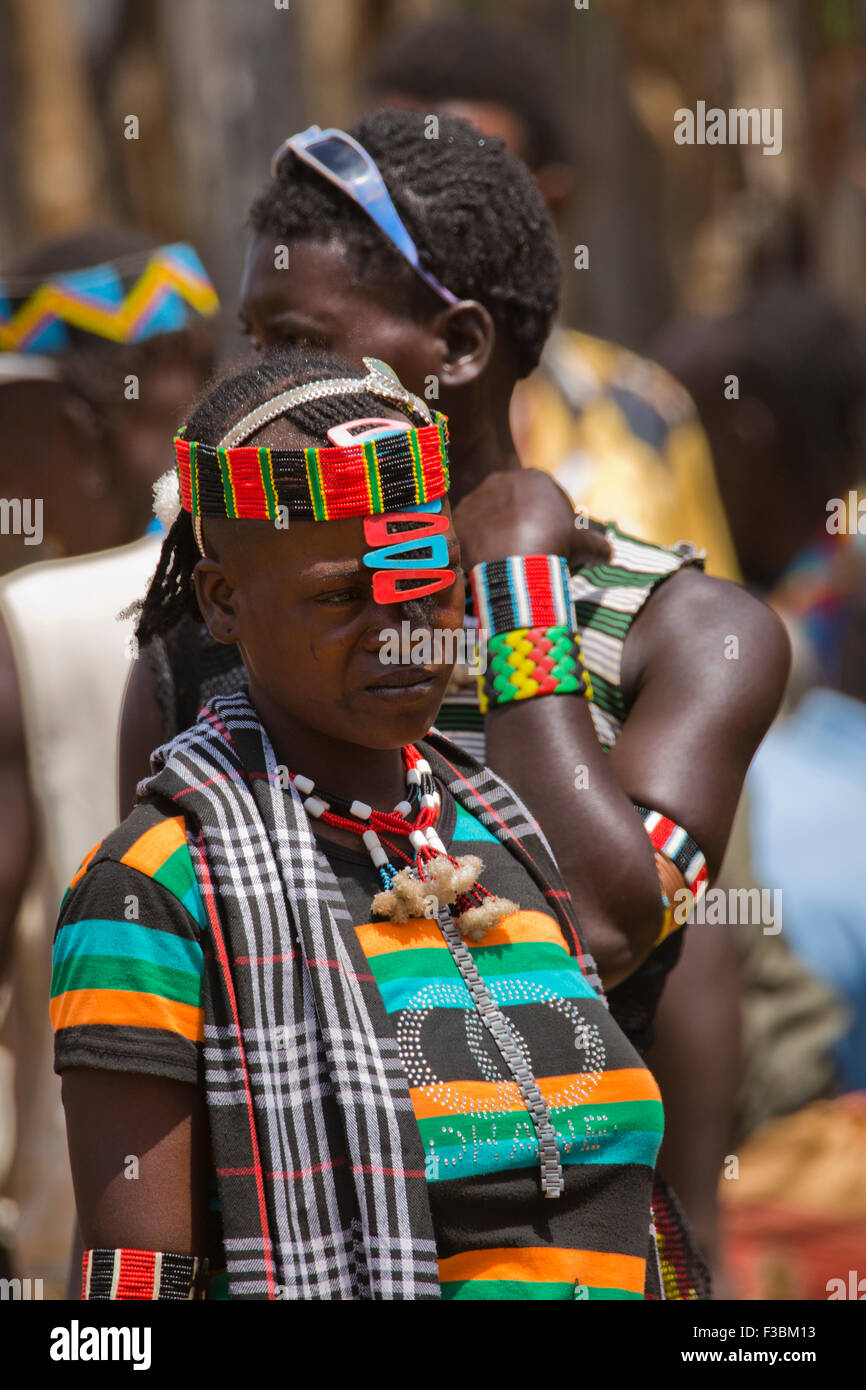 Africa, Etiopia, regione dell'Omo, Ari tribù donna fotografata al mercato del bestiame Foto Stock