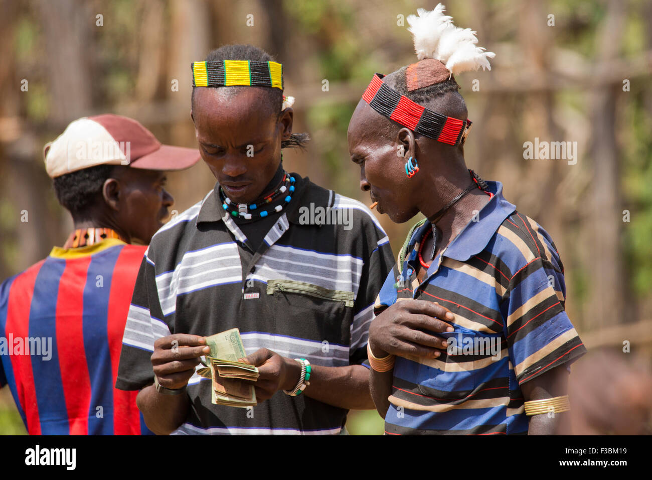 Africa, Etiopia, regione dell'Omo, Ari Tribe uomo fotografato presso il mercato del bestiame Foto Stock