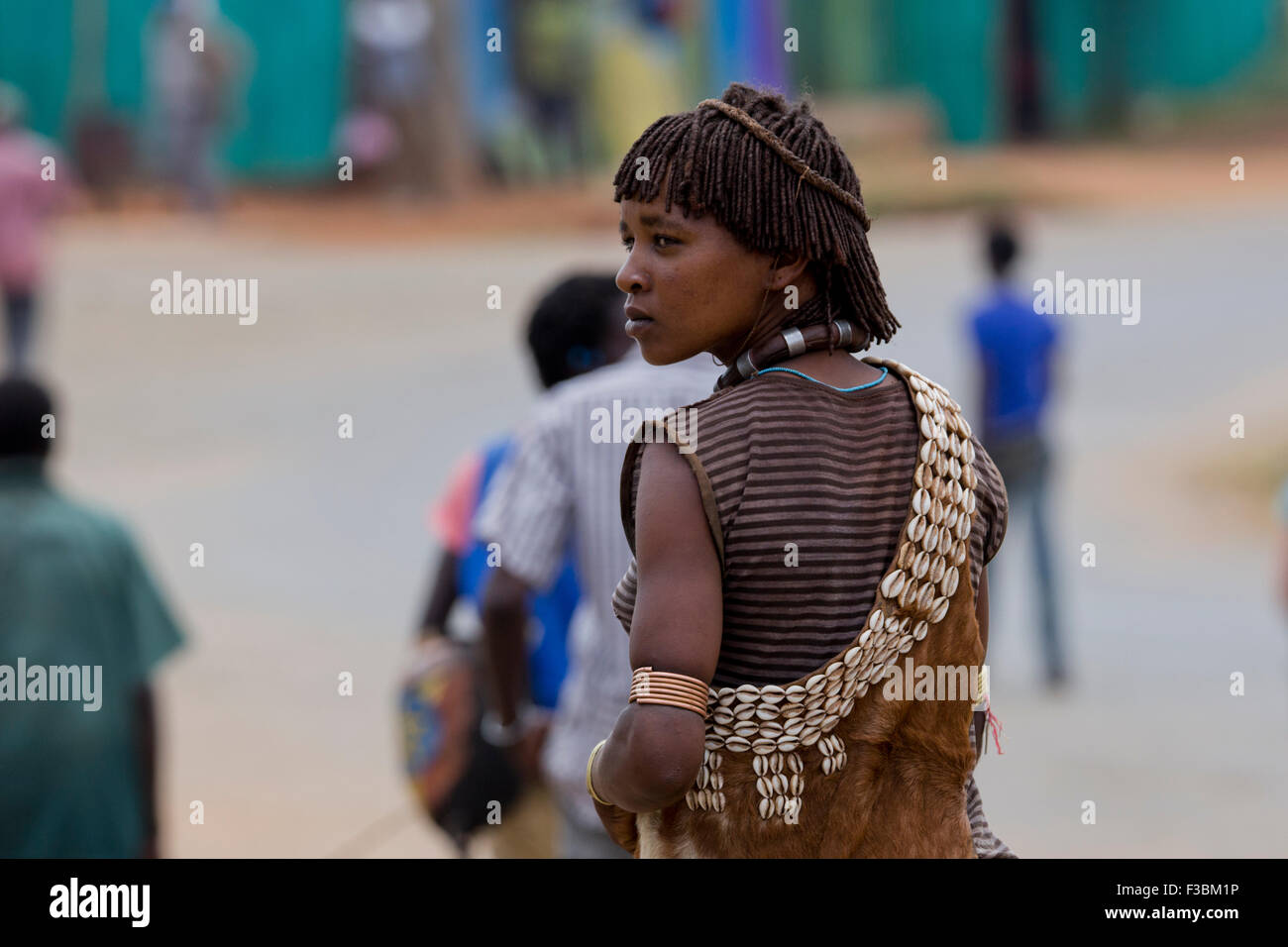Africa, Etiopia, regione dell'Omo, Ari tribù donna fotografata al mercato del bestiame Foto Stock