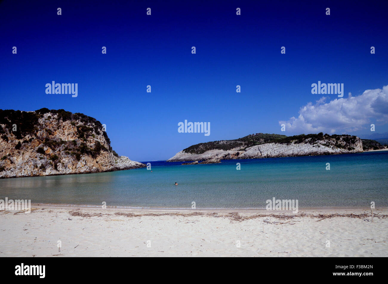 Voidokilia Beach in Messinia area del Peloponneso greco. normalmente fotografato dal di sopra per mostrare la sua "Omega" forma. Foto Stock