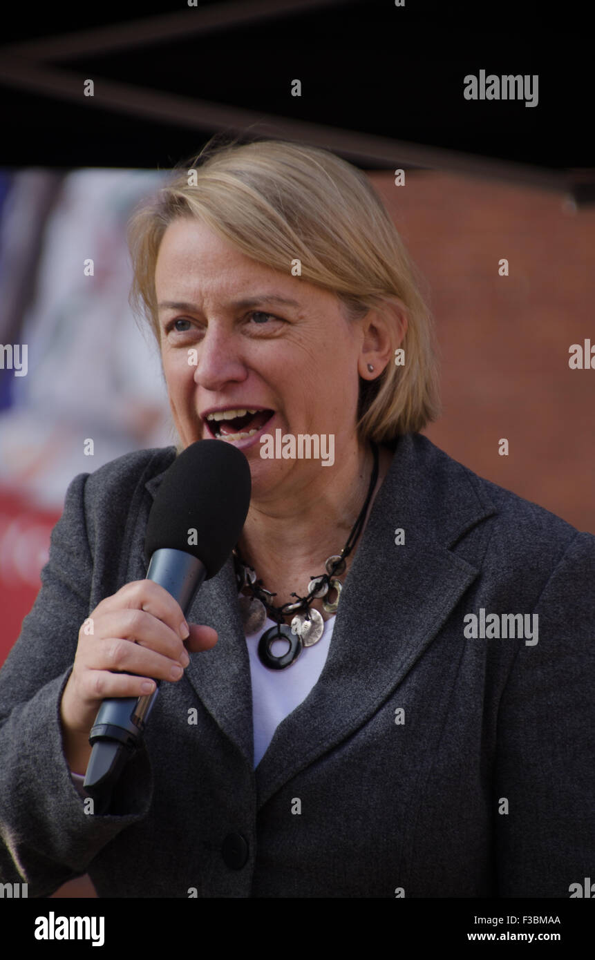 Manchester, Regno Unito. 4 Ottobre, 2015. Il verde di leader di partito Natalie Bennett parla al Anti austerità protesta a Manchester, 4/10/2015 Credit: Lee Maycock/Alamy Live News Foto Stock