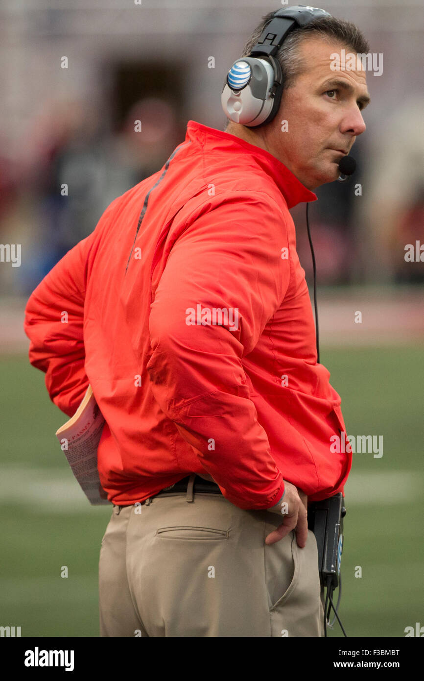 3 ottobre 2015: Ohio State Buckeyes head coach Urban Meyer guarda su durante il NCAA Football gioco tra la Ohio State Buckeyes e l'Indiana Hoosiers presso il Memorial Stadium in Bloomington, Indiana. Ohio State Buckeyes ha vinto 34-27. Christopher Szagola/CSM Foto Stock