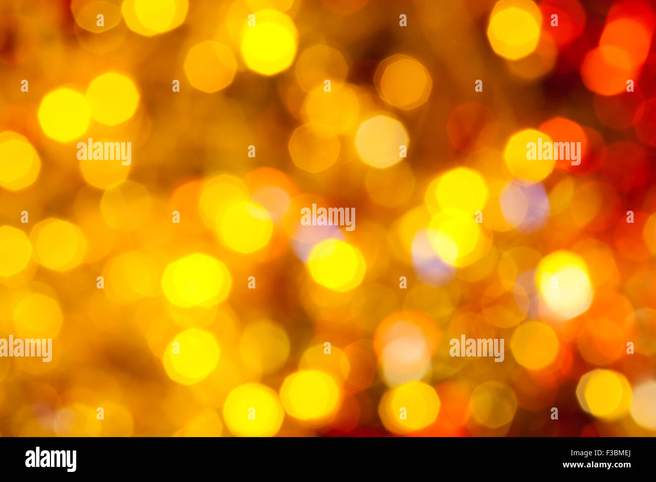 Abstract sfondo sfocato - marrone, giallo e rosso le luci di Natale bokeh di le ghirlande elettriche su albero di Natale Foto Stock