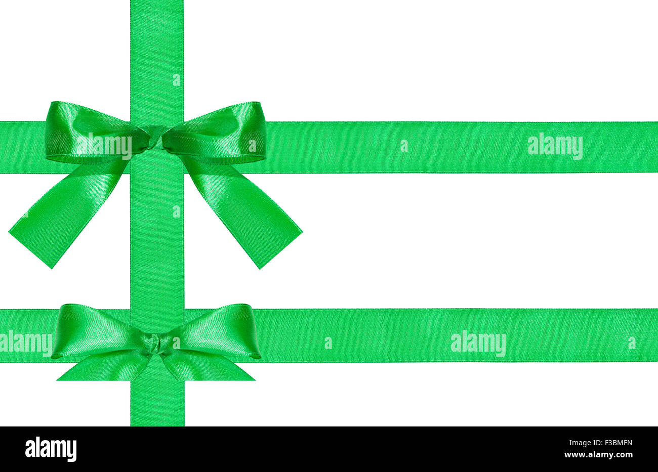 Due grandi verde nodi di prua su tre nastri di raso isolati su sfondo bianco Foto Stock