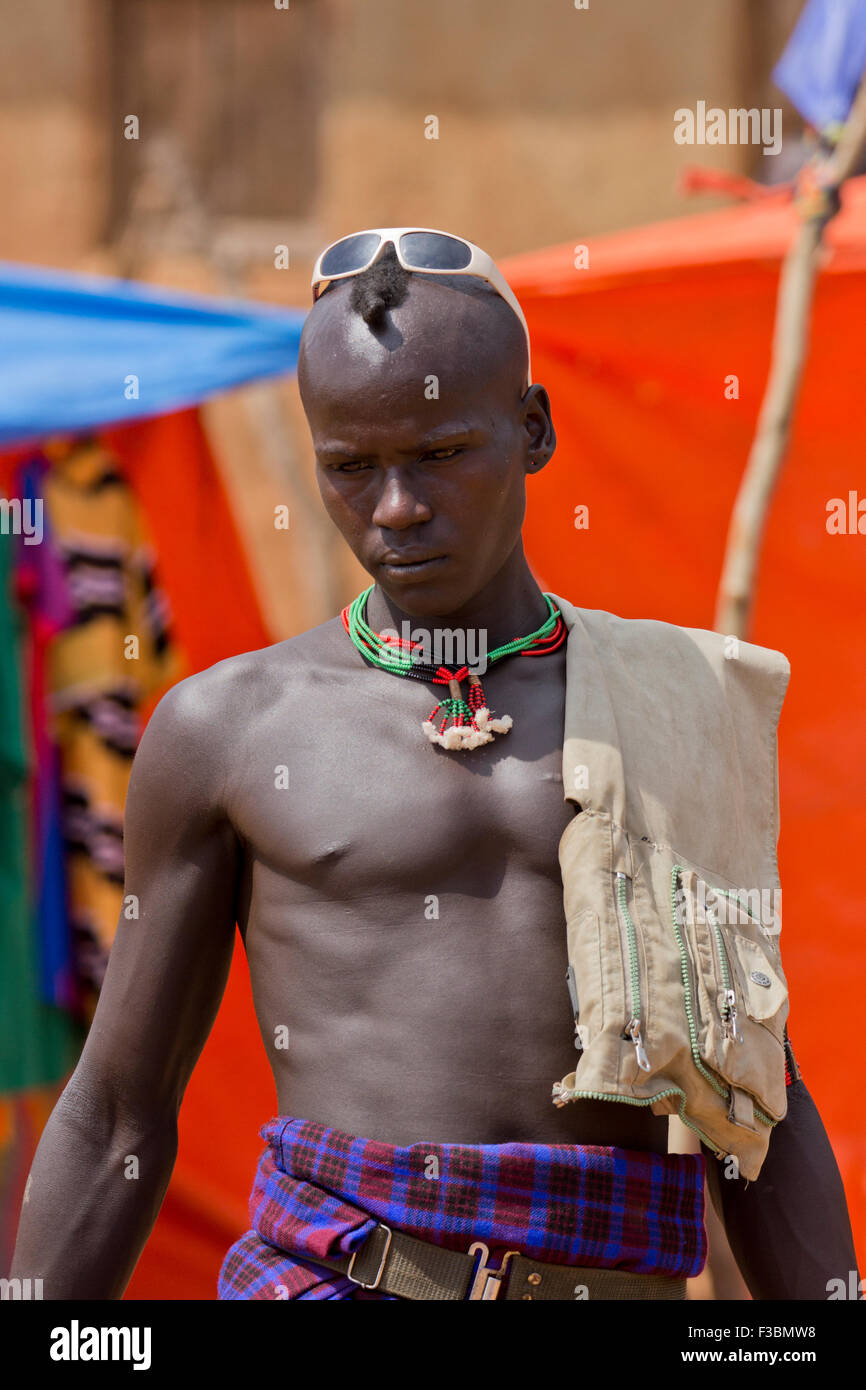 Africa, Etiopia, regione dell'Omo, Ari Tribe uomo fotografato presso il mercato del bestiame Foto Stock