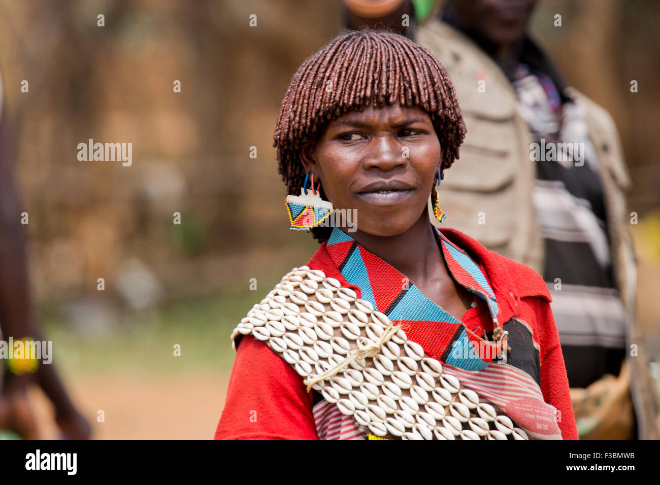 Africa, Etiopia, regione dell'Omo, Ari tribù donna fotografata al mercato del bestiame Foto Stock