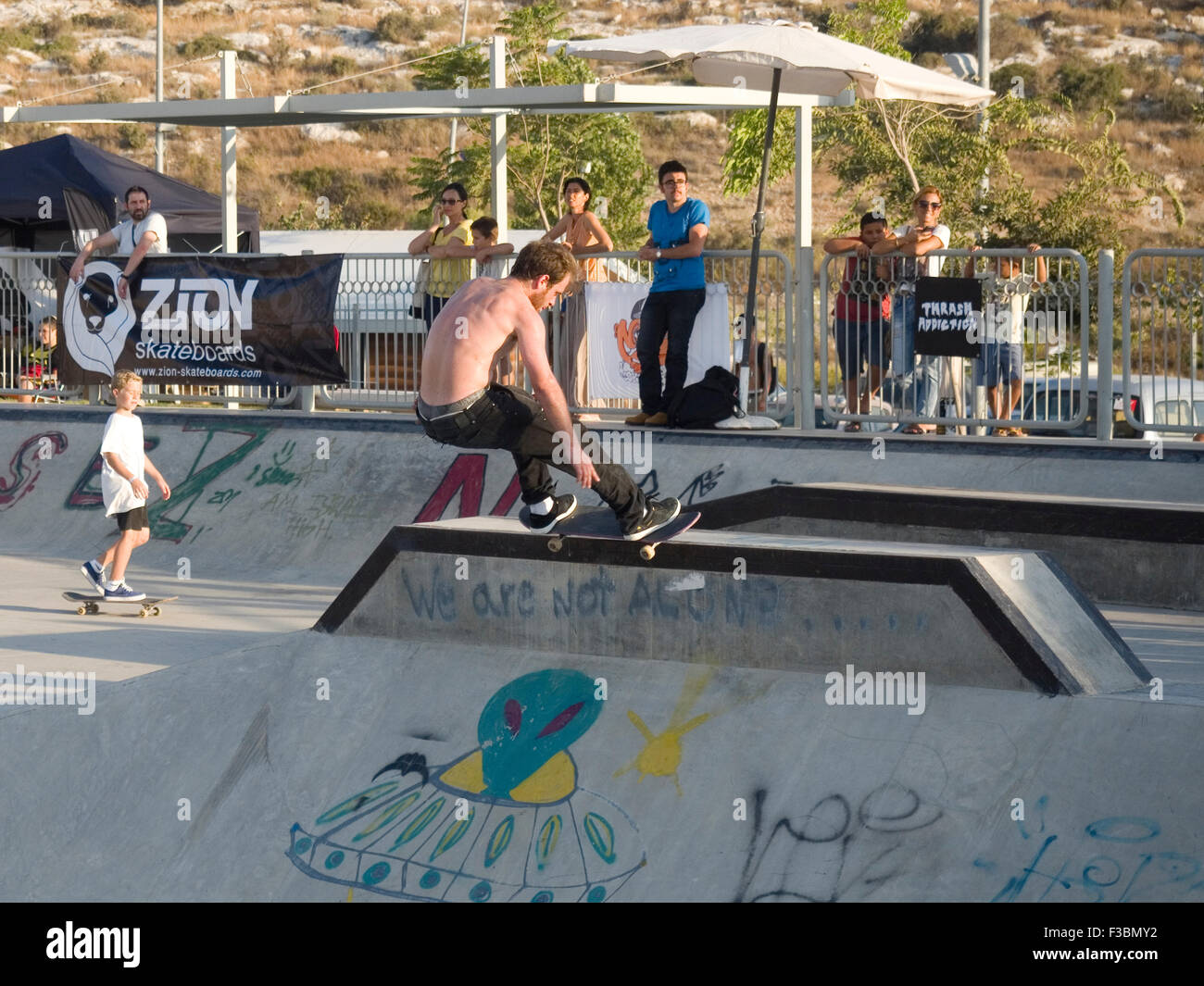 Acrobazie con lo skateboard immagini e fotografie stock ad alta risoluzione  - Alamy