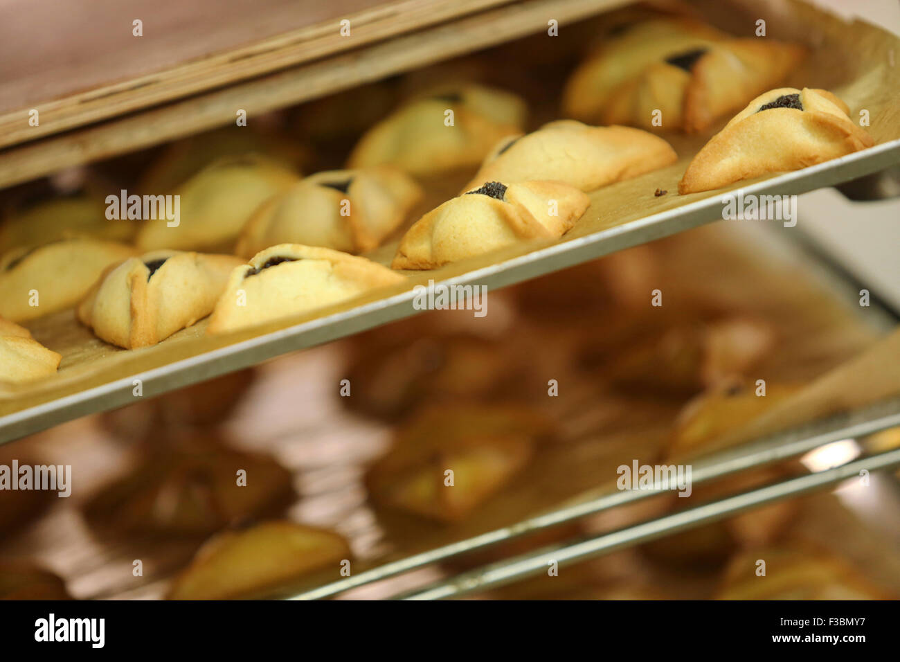 Semi di papavero Hamantashen riempito di una pasticceria in Ashkenazi la cucina ebraica è tradizionalmente consumato durante la festa ebraica di Purim. Foto Stock