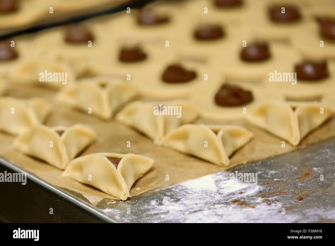 Semi di papavero Hamantashen riempito di una pasticceria in Ashkenazi la cucina ebraica è tradizionalmente consumato durante la festa ebraica di Purim. Foto Stock