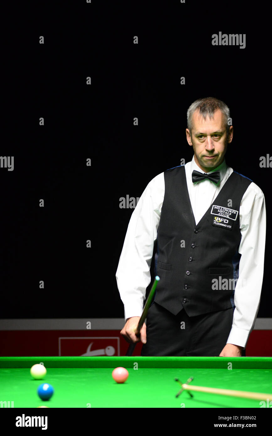 Professional snooker player Nigel Bond a giocare nel 2015 Campionato Internazionale di qualificazioni, Barnsley, Regno Unito. Foto Stock Professional snooker player Nigel Bond a giocare nel 2015 Campionato Internazionale di qualificazioni, Barnsley, Regno Unito. Foto Stock